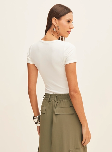Camiseta Básica com Logo Bordado – Forum