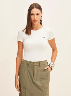 Camiseta Básica com Logo Bordado – Forum