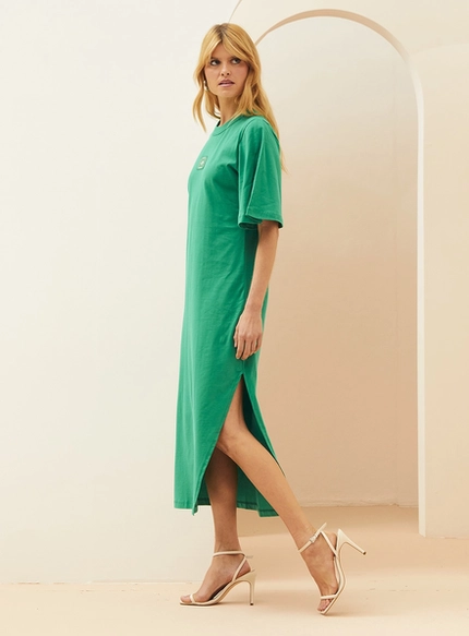 Vestido Midi com Detalhe em Logo – Forum