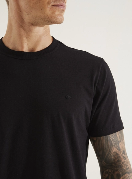 Camiseta Básica com Bordado - Forum